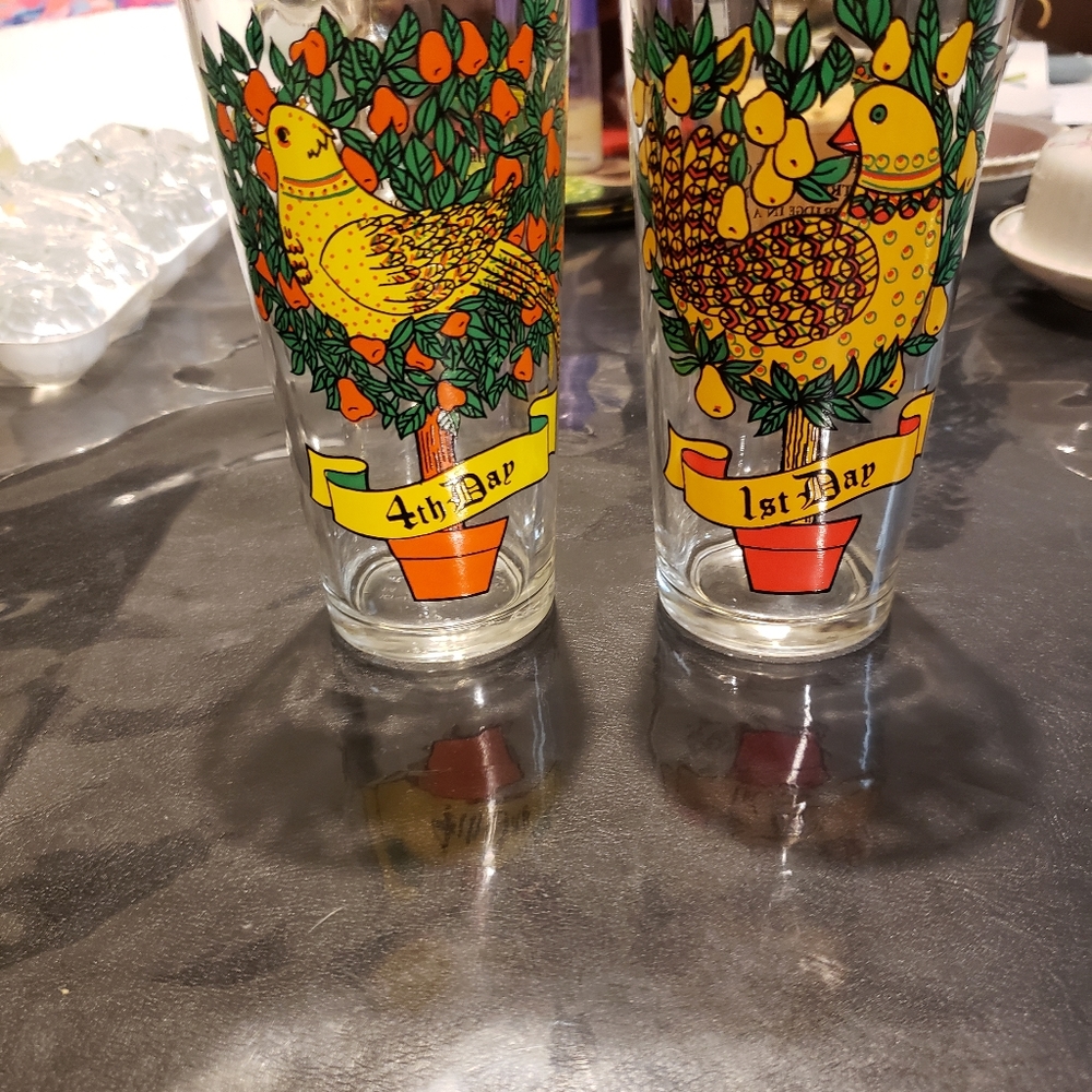 VINTAGE CHRISTMAS DRINKING GLASSES